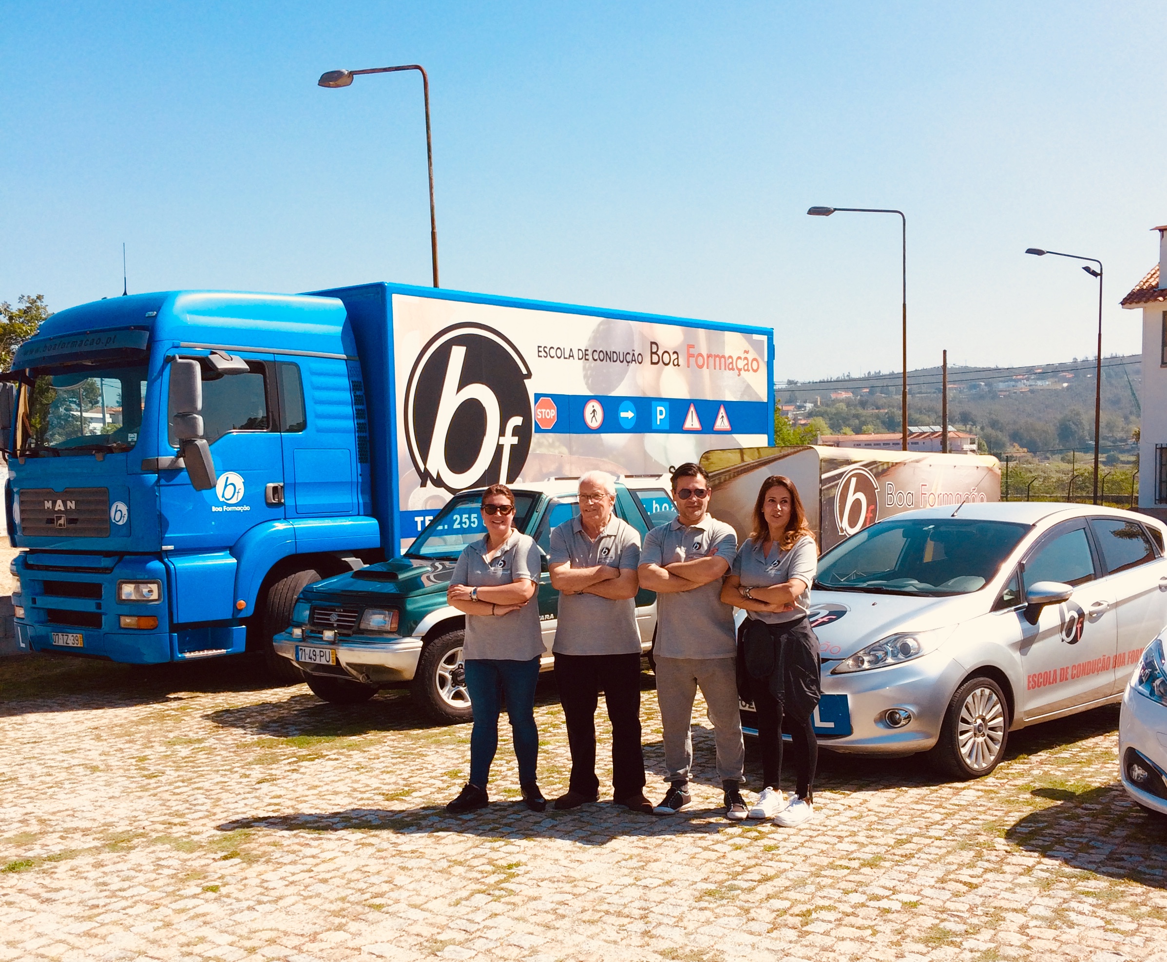 Equipa da Escola Boa Formação com veículos de instrução