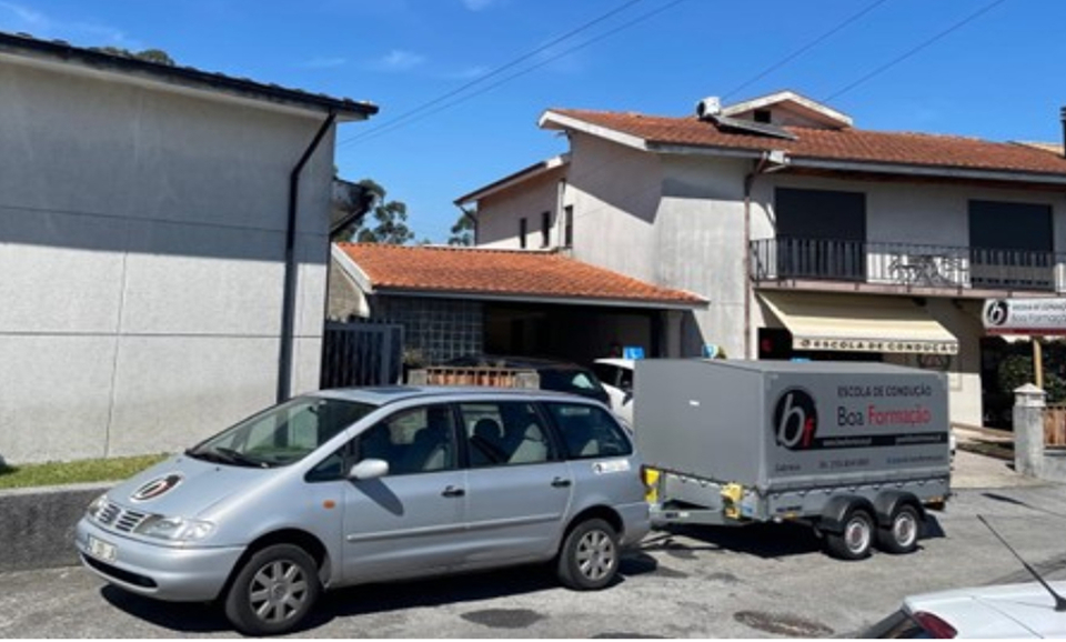 Carro com reboque para instrução